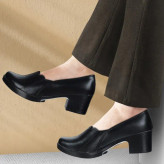 کفش طبی زنانه پاشنه دار مدل هلالی با رویه چرم صنعتی مشکی و زیره PVC
