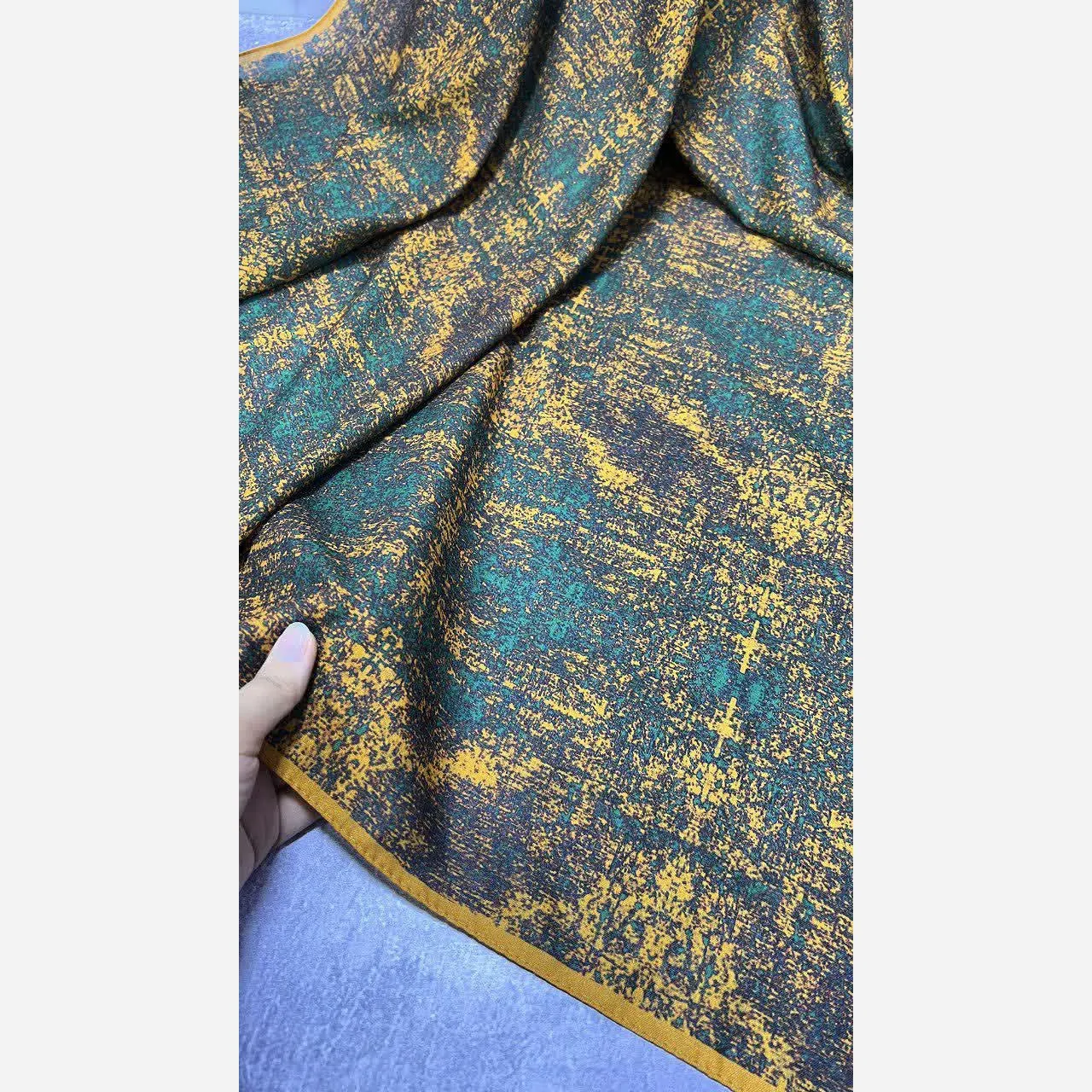 روسری نخی کاستوم طرح ساناز قواره بزرگ 140 سانتیمتر چرخ دوز