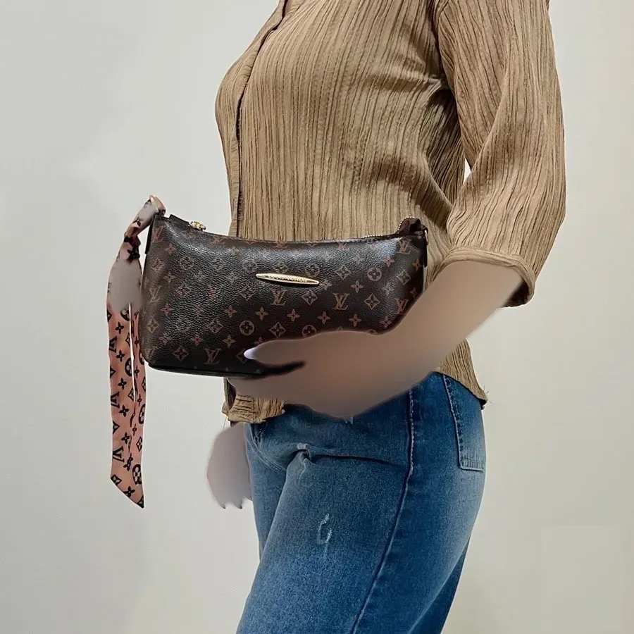 کیف دستی دوشی زنانه طرح دار کد 1419 جنس چرم مصنوعی
