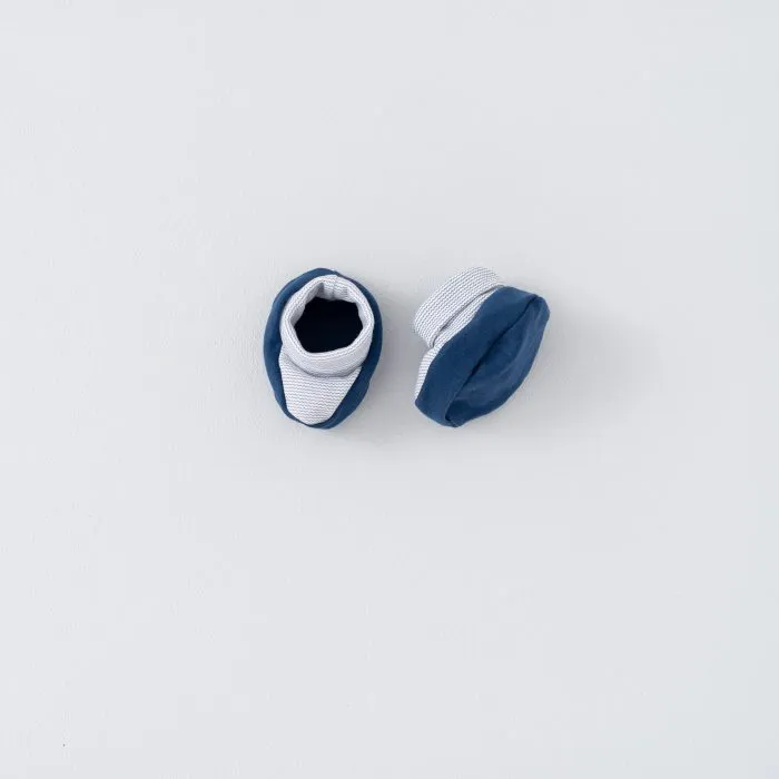 clogs-boy-infant-car.webp