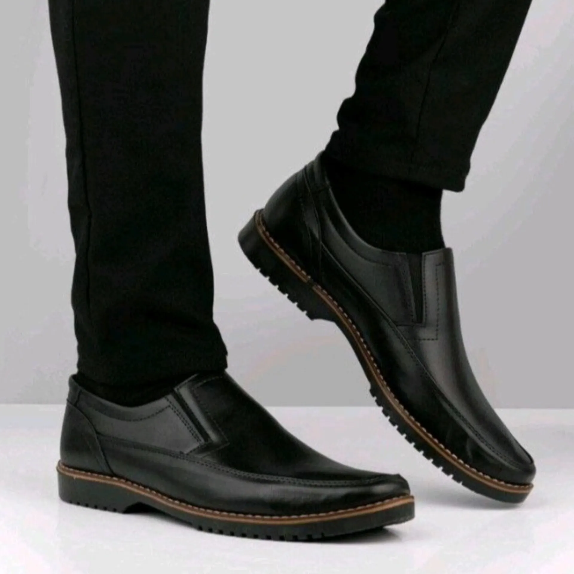کفش مردانه روزمره چرم خارجی مشکی بدون بند